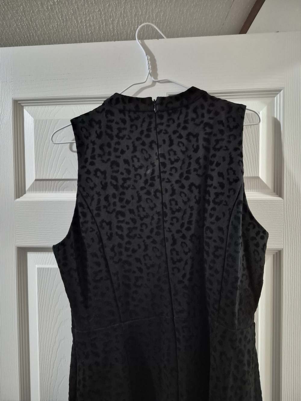 Versona Black Sleeveless Keyhole A-Line Dress - Picture 11 of 16